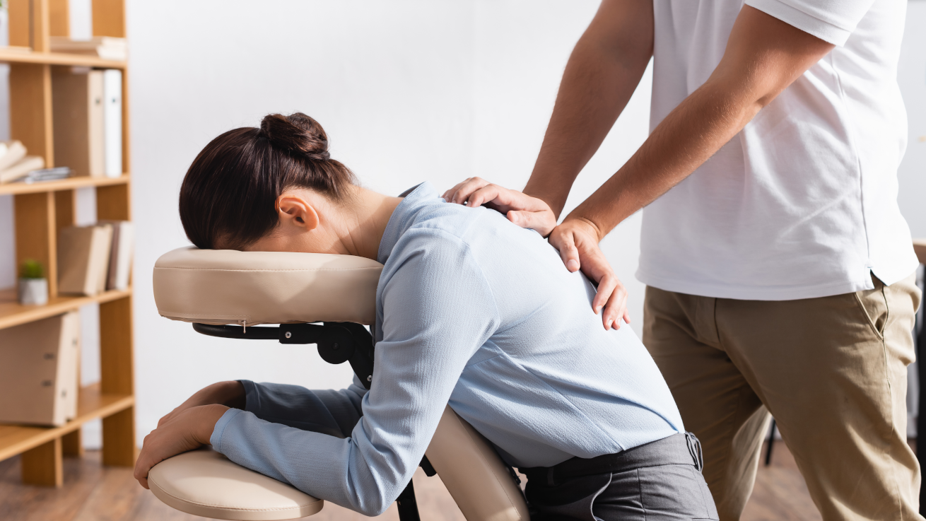 "massage amma assis en entreprise" "praticien réalisant un massage amma assis en entreprise" "pause détente massage amma assis en entreprise"